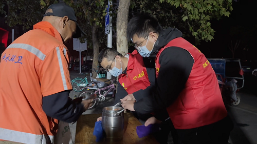 一碗爱心粥 温暖一座城 中建二局装饰公司志愿服务在行动(图3)